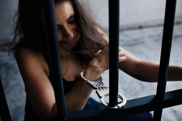 Девушка в наручниках фото