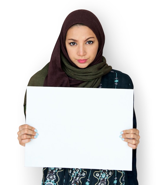 Arabska kobieta trzyma pustą papierową deskę