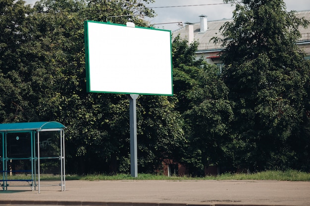 Bezpłatny plik PSD billboard z pustą powierzchnią na reklamę