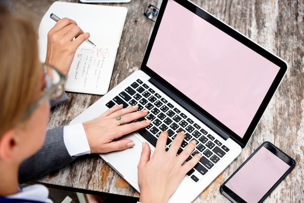 Bezpłatny plik PSD biznesowa kobieta używa laptop