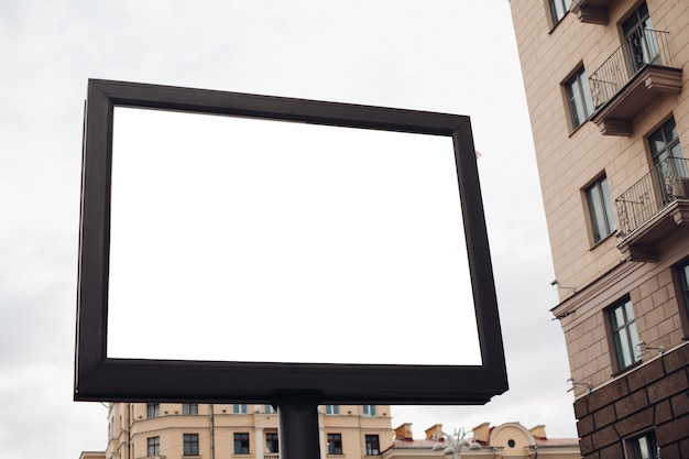 Duża tarcza do reklamy zewnętrznej, instalowana wzdłuż autostrad, ulic i zatłoczonego miejsca