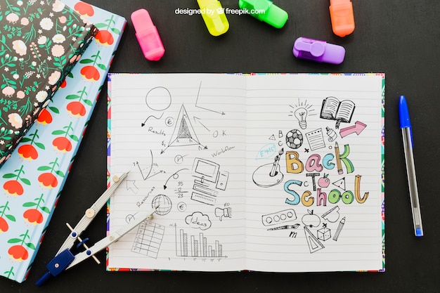 Fajny rysunek na notebooku i materiały szkolne