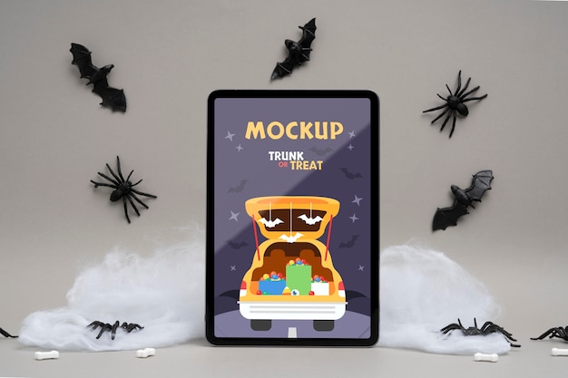 Halloweenowa aranżacja z makietą ekranu tabletu