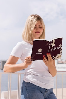 Kobieta na ulicy czytania książki