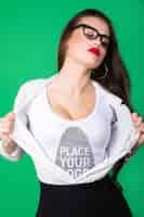 Bezpłatny plik PSD kobieta t-shirt mock-up