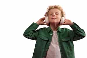 Bezpłatny plik PSD Ładny portret chłopca ze słuchawkami