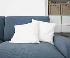 Bezpłatny plik PSD makieta białych poduszek na kanapie