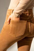 Bezpłatny plik PSD makieta brązowych dżinsów z ręką w kieszeni