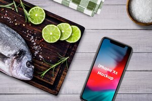 Bezpłatny plik PSD makieta smartphone restauracja z owocami morza