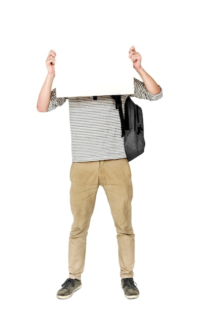 Bezpłatny plik PSD młody dorosły mężczyzna trzyma pustego papieru deski studia portret