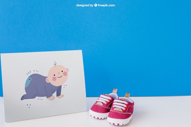 Bezpłatny plik PSD mockup dla niemowląt z papierem i parą butów