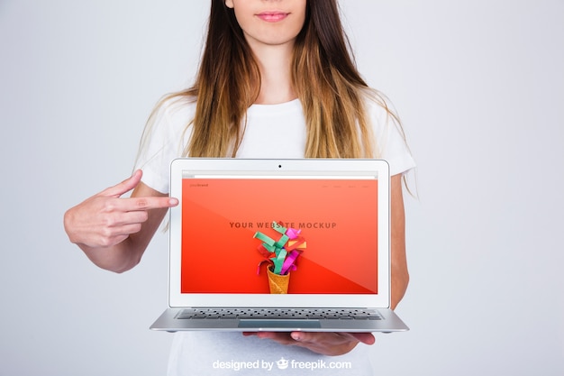 Bezpłatny plik PSD mockup koncepcji kobieta prezentuje laptopa