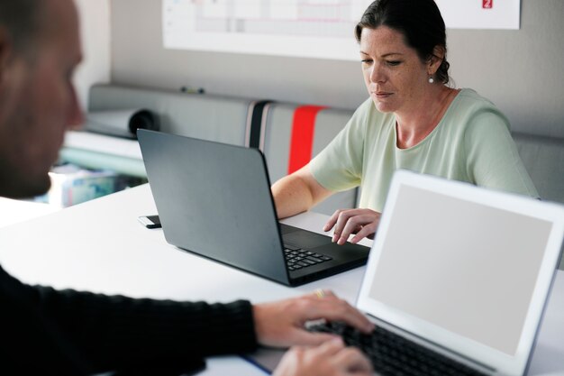 Początkowi ludzie biznesu Pracuje na laptopie