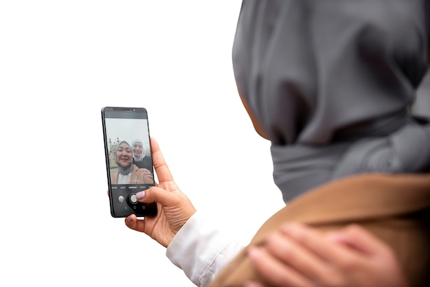 Bezpłatny plik PSD portret kobiety noszącej islamski hidżab i biorącej selfie