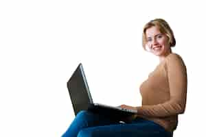 Bezpłatny plik PSD portret kobiety przy użyciu komputera przenośnego
