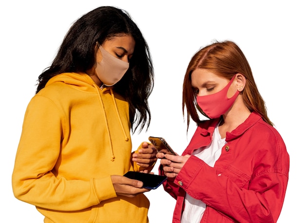 Portret młodych nastoletnich dziewcząt ze smartfonem