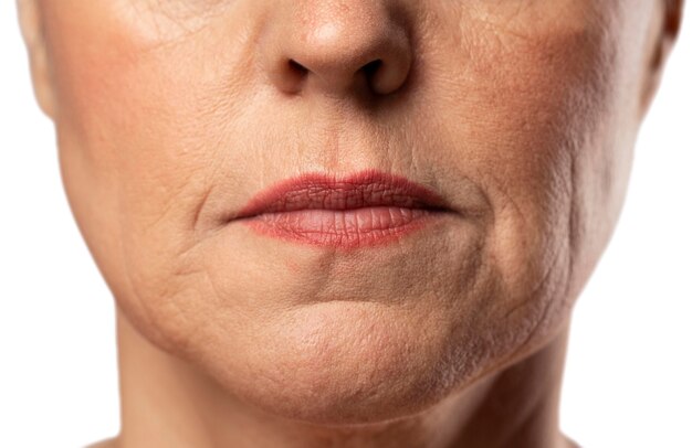 Portret starszej kobiety z naturalnym makijażem i jasną skórą