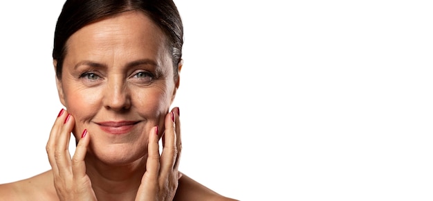 Portret starszej kobiety z naturalnym makijażem i jasną skórą