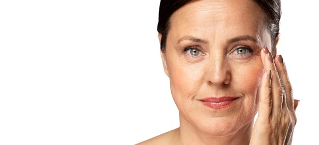 Portret starszej kobiety z naturalnym makijażem i jasną skórą