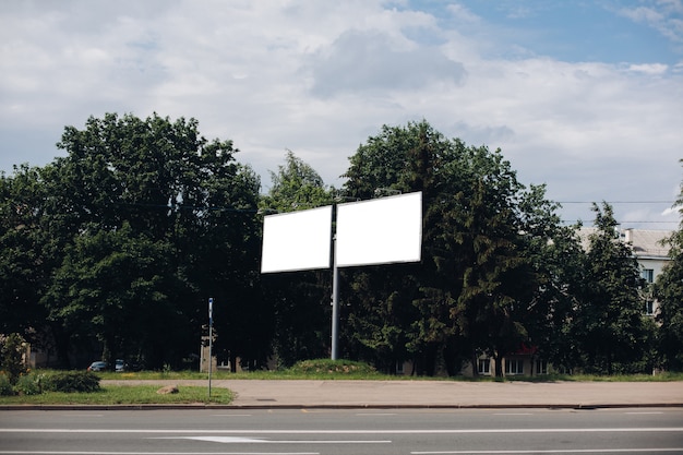 Pusty billboard w mieście