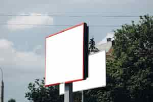 Bezpłatny plik PSD pusty billboard w mieście