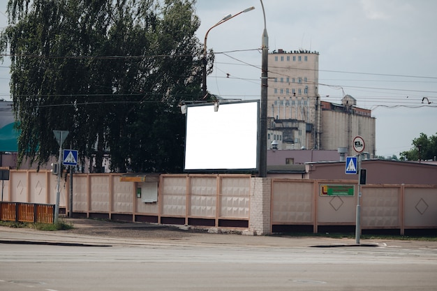 Bezpłatny plik PSD pusty billboard w mieście