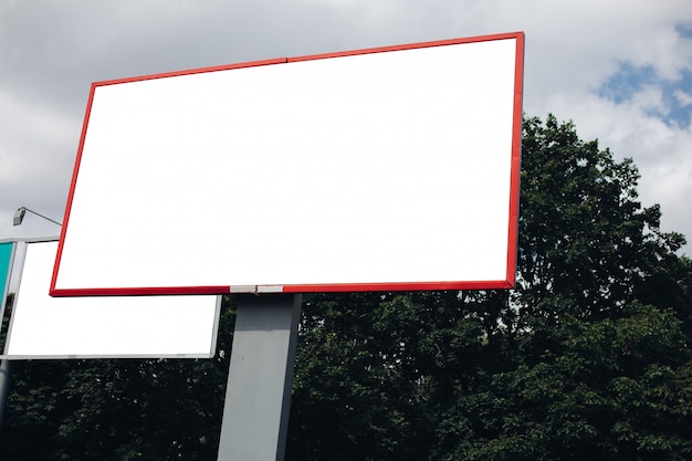 Bezpłatny plik PSD pusty billboard w mieście