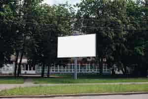 Bezpłatny plik PSD pusty billboard w mieście