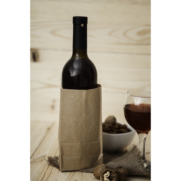 Bezpłatny plik PSD realistyczne butelki wina prezentacja
