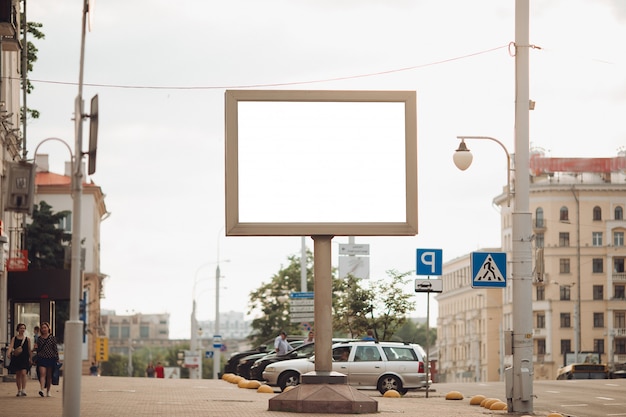 Zdjęcie Dużej Zewnętrznej Klatki Do Wyświetlania Reklam Przy Alei