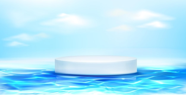 Białe okrągłe podium unoszące się na powierzchni błękitnej wody.