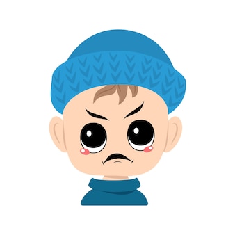 Chłopiec z emocjami panika zaskoczona twarz zszokowana oczami w niebieskiej czapce z dzianiny słodkie dzieciak z przerażonym ekspresem...