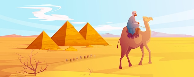 Bezpłatny wektor egipt pustynny krajobraz z piramidami i karawaną wielbłądów. egipska starożytna architektura na wydmach pod błękitnym pochmurnym niebem i beduini budzą się na horyzoncie w afrykańskiej saharze kreskówka wektor ilustracja