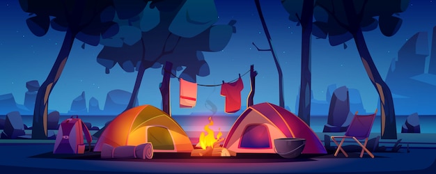 Obóz letni z namiotem, ogniskiem i jeziorem