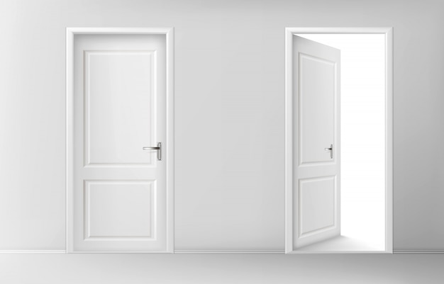 Otwarte i zamknięte białe drewniane drzwi