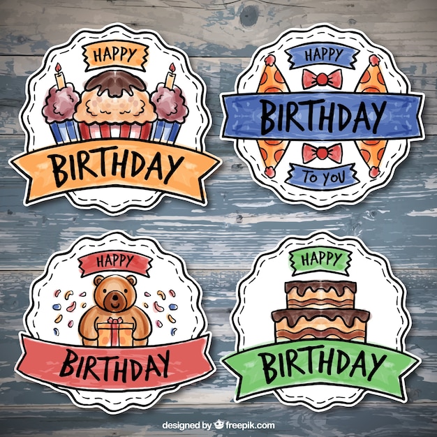 Bezpłatny wektor pakiet czterech kolorowych plakietek urodziny w stylu akwareli