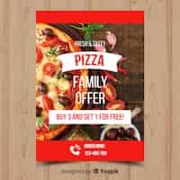 Bezpłatny wektor photographic pizza restaurant flyer