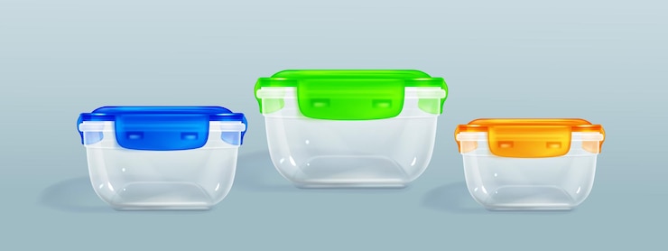 Bezpłatny plik Wektor plastikowe pojemniki na żywność z ścieżką przycinającą i zamykanymi na zatrzask pokrywkami. przechowywanie produktów mrożonych, zamknięte pudełko na lunch na posiłek, izolowane opakowania widok z przodu i pod kątem, realistyczna makieta wektorowa 3d, clipart