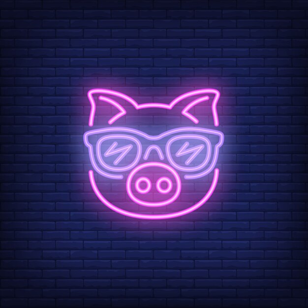 Śliczna kreskówki menchii świnia w okularach przeciwsłonecznych. Element znaku neonowego. Noc jasna reklama.