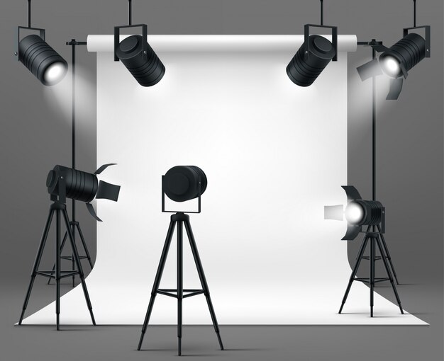 Studio fotograficzne z reflektorami i białym tłem
