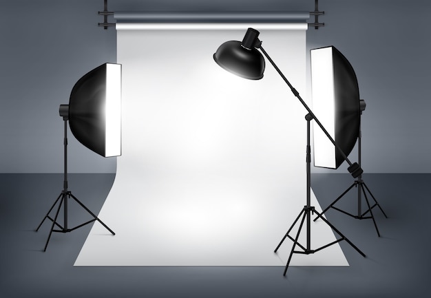 Studio fotograficzne ze sprzętem oświetleniowym, lampą błyskową i softboxem.