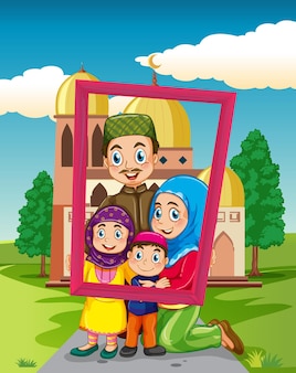 Szczęśliwa rodzina trzyma ramkę na zdjęcia z meczetem