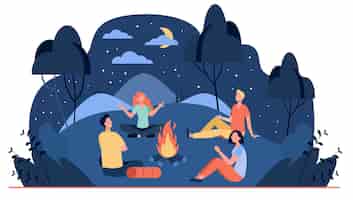 Bezpłatny wektor szczęśliwi przyjaciele siedzi w pobliżu ogniska w letniej nocy płaska ilustracja. kreskówka ludzie opowiadają straszną historię w pobliżu ognia