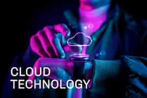 Bezpłatny wektor technologia chmury z futurystycznym hologramem na smartwatchu