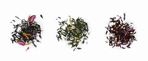 Bezpłatny wektor widok z góry sterty herbaty, asortyment suchych liści i kwiatów na białym tle