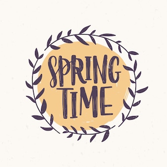 Wiosenne słowo napisane elegancką czcionką wewnątrz okrągłej ramki lub wieniec wykonany z gałęzi i liści. wiosna napis ozdobiony naturalnym elementem na białym tle. ilustracja.