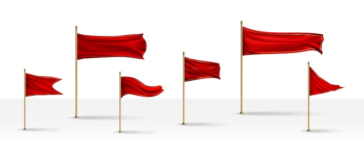 Bezpłatny plik Wektor zestaw czerwonych jedwabnych flag na złotych słupach izolowanych na białym tle wektor realistyczna ilustracja trójkątnych i prostokątnych banerów z tkaniny latających w wietrze mapa znacznik zwycięstwa baner znak startu