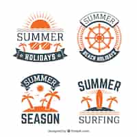 Bezpłatny wektor zestaw kolorowych letnie odznaki z elementami plaży w stylu płaski