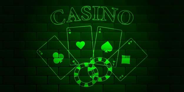 Zielona cegła ściana ze świecącym tekstem kasyno, karty do gry i żetony w kasynie.