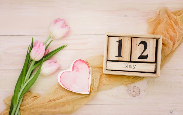 12 maja napis z różowymi tulipanami i sercem